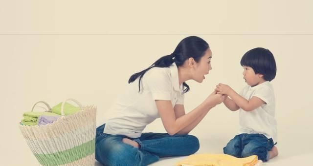 报警|坐公交时女儿突然大哭不止,宝妈转身就报警,众人都夸孩子机智