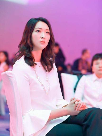 元气满满|女排第一美女“惠美人”,夺冠后退役,嫁北大博士,依旧美貌动人