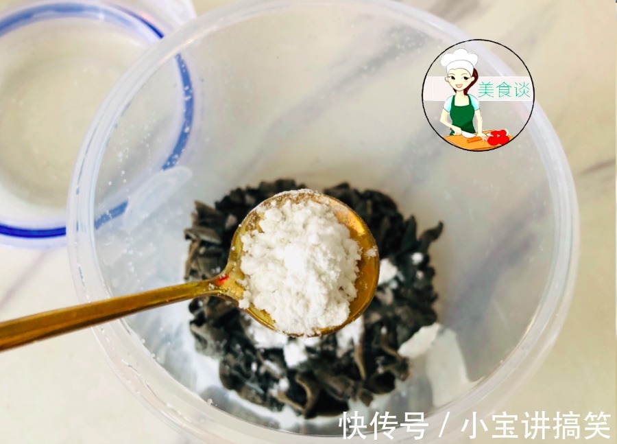 泡木耳别直接加水!大厨教您一招,晃一晃2分钟泡发,又软又干净