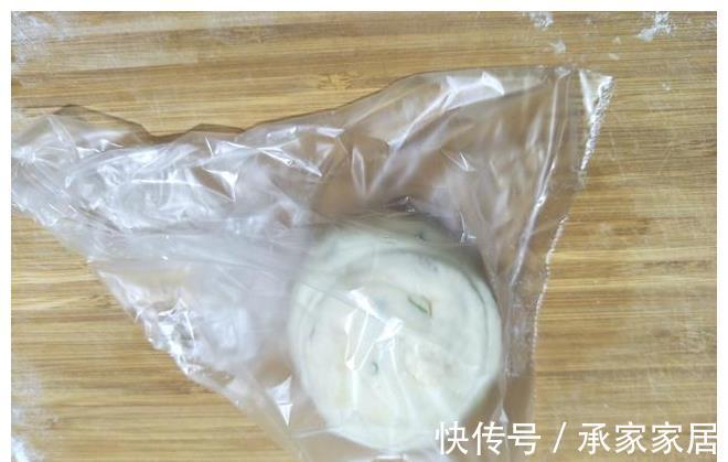 小葱|懒人早餐饼火了,面团一和,加把葱花,外酥里嫩,比吃油条香