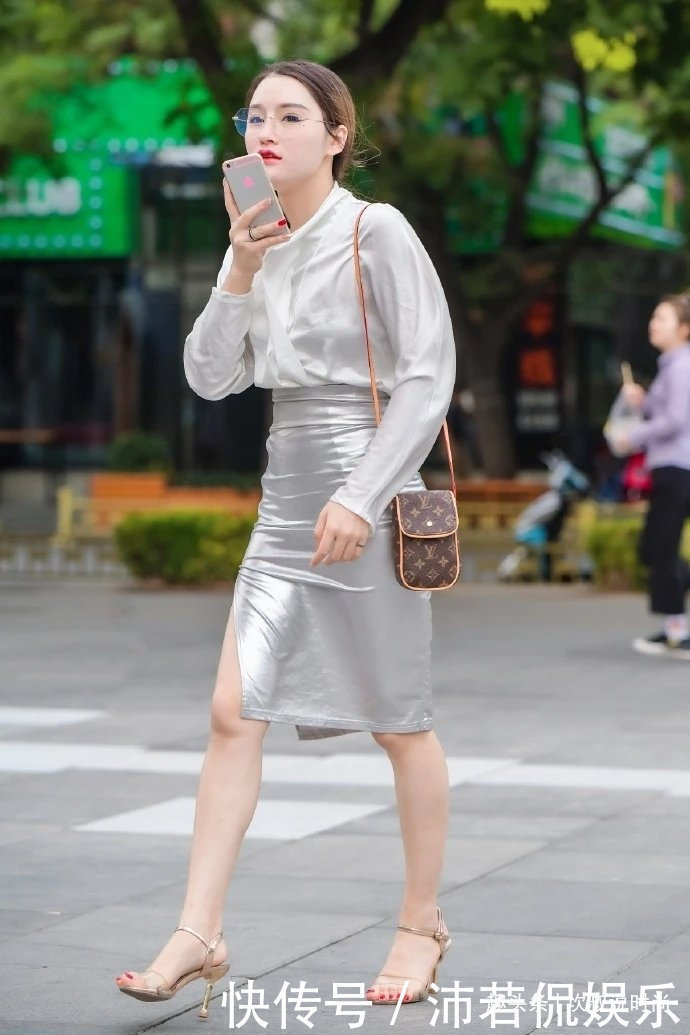银色裙 银色半身裙真“亮眼”,搭配高跟鞋,乍一看以为是“贵妇”