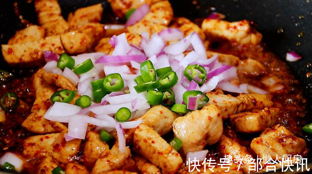 不需要腌制，不加淀粉，教你香辣鸡胸肉的做法，鸡肉干香有嚼劲