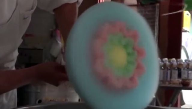 中国棉花糖走红印度,一支做得超级大,当地人大人小孩都爱吃