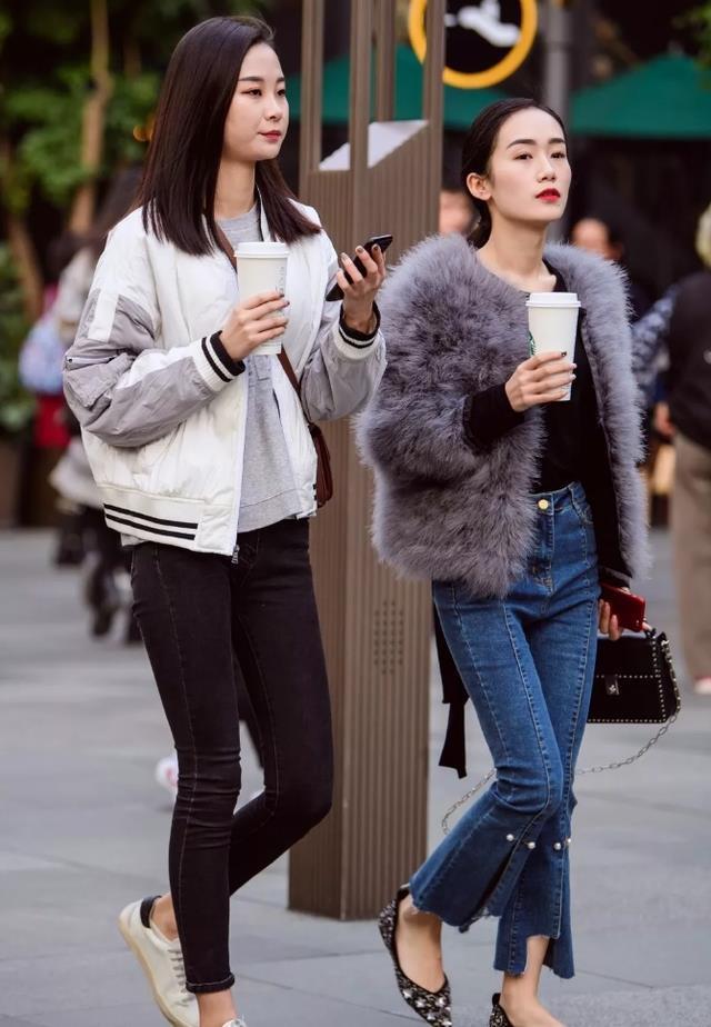 美女穿了一条粗布款式的包臀裙，特别的有民族风