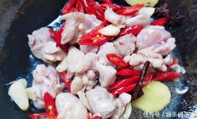 焖面|豆腐这样做比肉还香，不煎不炸，出锅连汤汁都不剩