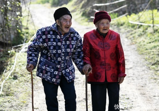 钙片|年龄越大,膝盖老化严重,与其大把吃钙片,不如多吃3种食物