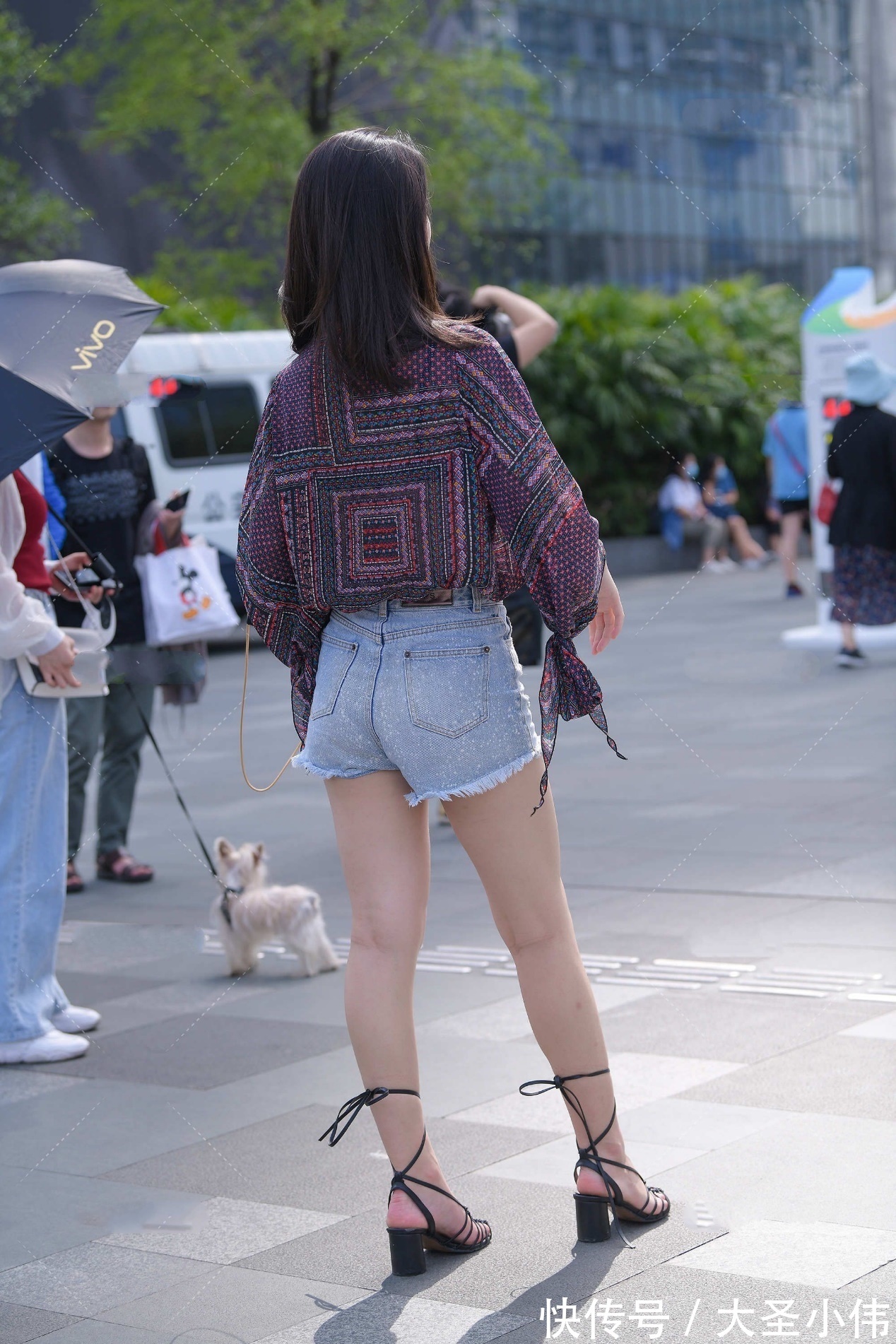 美女|美女街拍:民族风格的短款上衣,搭配毛边牛仔短裤,时尚清爽个性别致