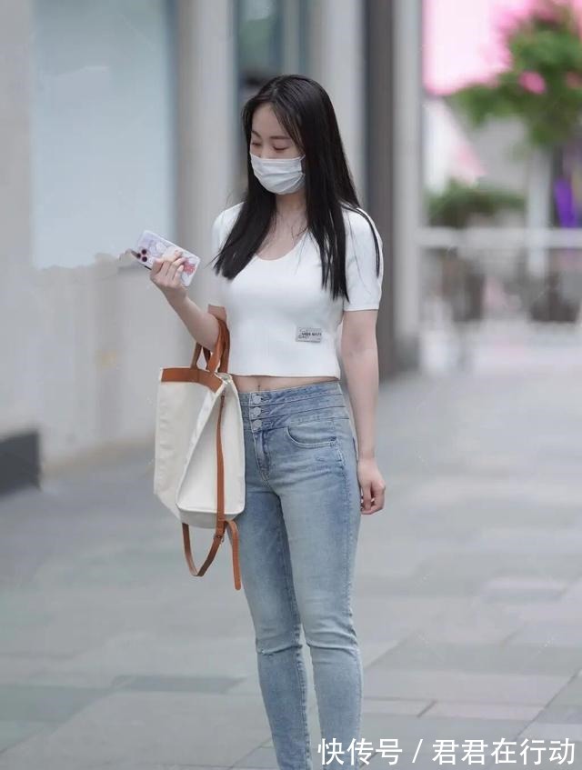 小白鞋 “装嫩”并没有错,同时兼顾款式与颜色,40岁也能穿出少女感!