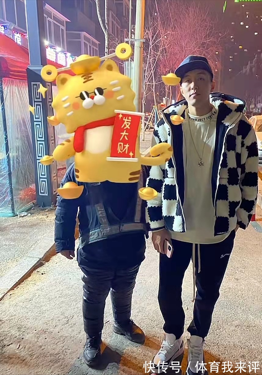 球队|郭艾伦离开赛区放松自我:开法拉利,朋友相聚吃烧烤,穿着潮流化