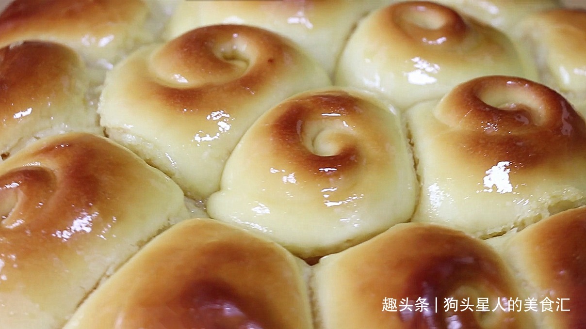 想吃面包不用出去买了,教你在家做,金黄酥脆会拉丝,柔软香甜