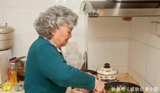 奶奶|有这4个特征的奶奶,都是真正疼爱孩子,看看你的婆婆占了几个