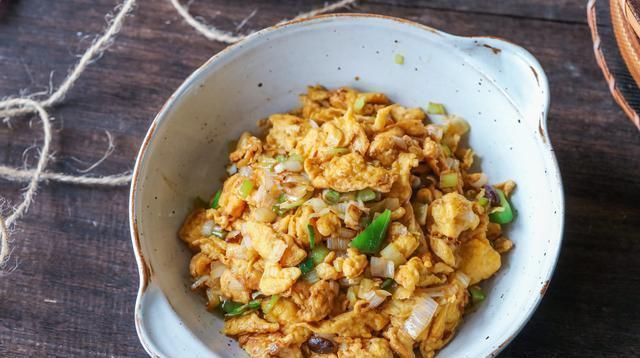 炒鸡蛋时,不能直接下锅,多加一步,鸡蛋滑嫩无腥味,越吃越香