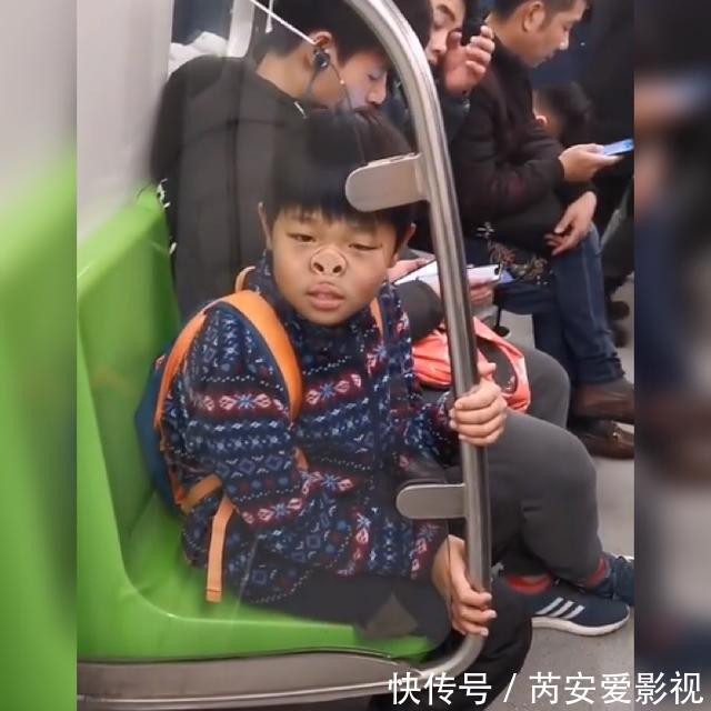 幽默|地铁“超幽默男孩”火了,网友忍不住笑出声:身价瞬间翻几倍