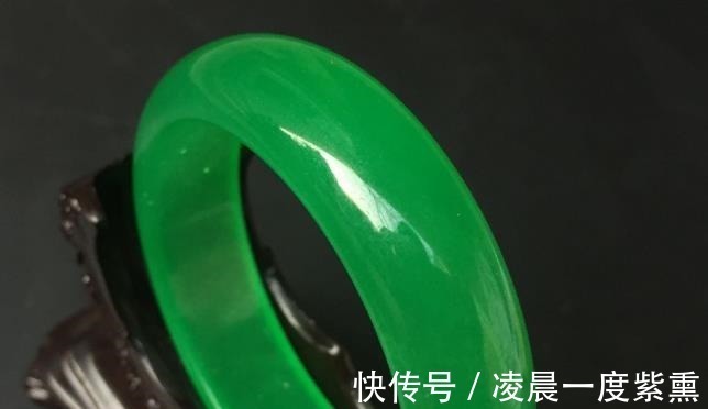 翡翠&女性如何挑选翡翠戒指,才能提升自己气质内行人给出三种见解