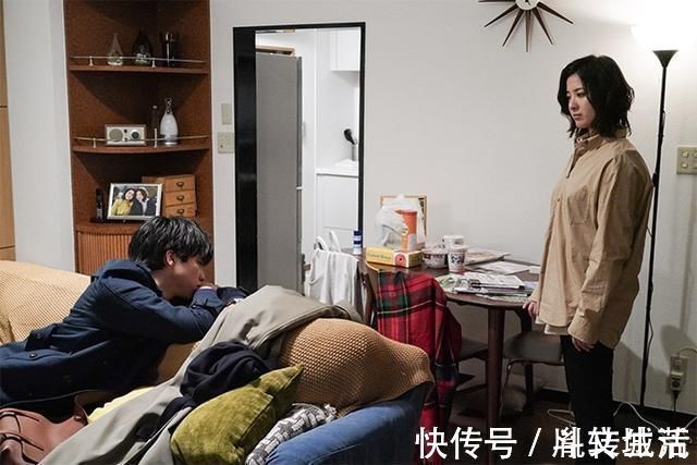 蓝墨|“女儿,我得了癌症,你不用回来了”父母去世,远嫁女儿失声痛哭