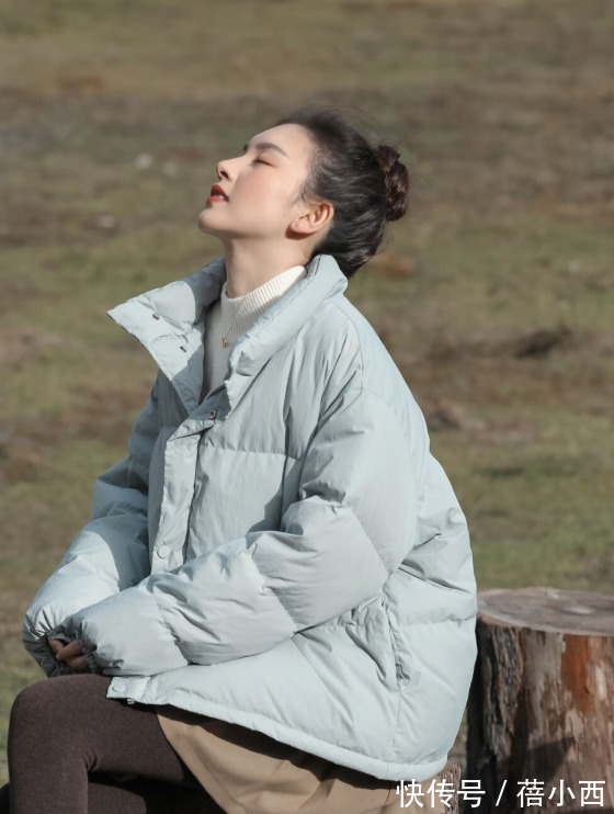 针织衫|女人穿“羽绒服”要注意2点,一是内搭二是下装,学会了很显气质