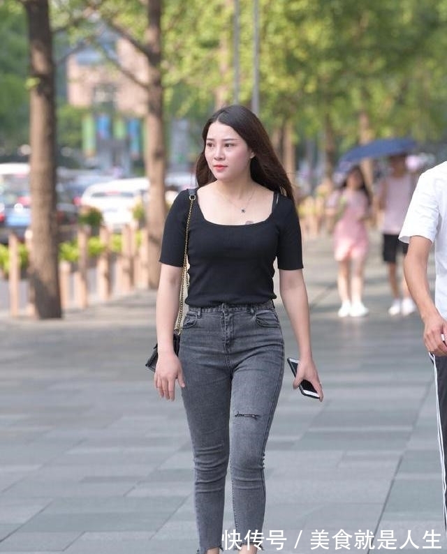 穿搭 方领上衣搭配破洞牛仔裤,显示显腿细,错过太可惜