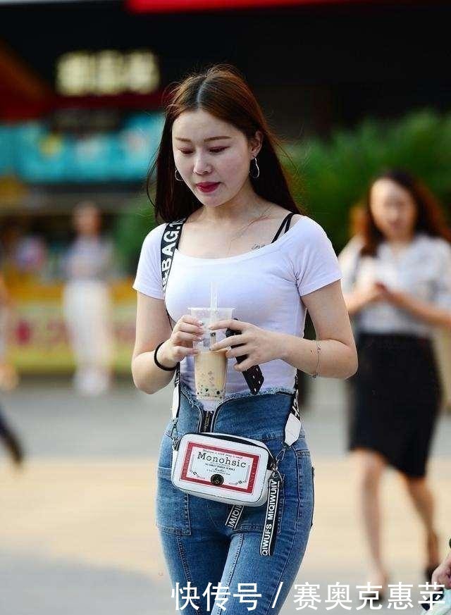 凉快 穿着紧身牛仔裤的小妹妹,展现美丽曲线,清新自然