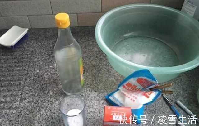 卫生间下水道里倒一碗,再臭再脏全消失,还没小飞虫,简单有效