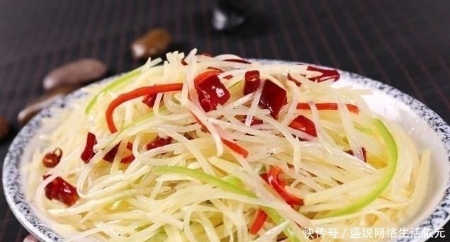 厨师|炒土豆丝万不可直接下锅,厨师会多加1步,土豆丝爽脆不粘锅!