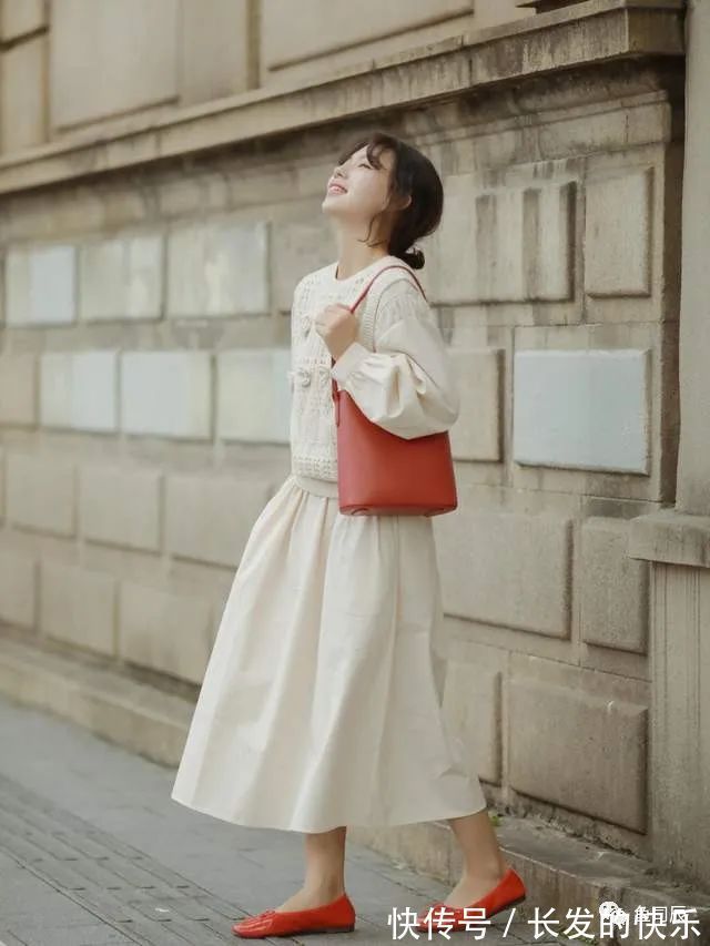 包包 秋冬的复古穿搭指南，身穿衬衫＋棕色半身裙，复古高级又时髦！