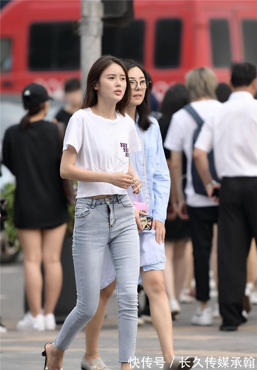 美女 九分紧身牛仔裤，搭配粗跟凉拖，骨感身材穿出高级感