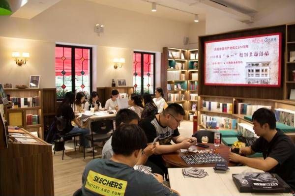 年轻人|除了当网红，书店又在靠“混搭”吸引年轻人
