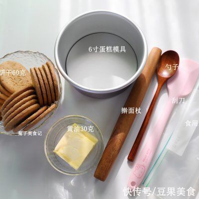 热牛奶|#我的养生日常-远离秋燥# ?抹茶慕斯蛋糕?