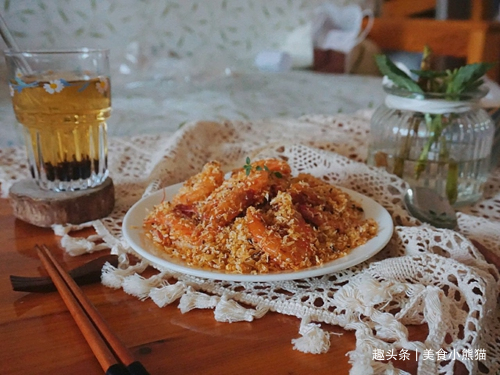 教你制作避风塘炒虾金黄澄亮,焦香酥脆,好吃到连壳都能嚼干净