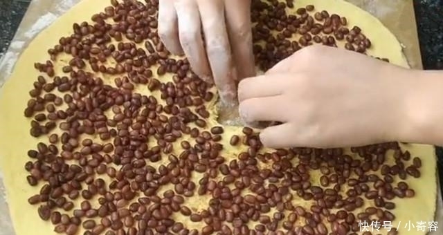  玉米面|玉米面最新做法，简单卷一卷，再上锅蒸一下，做好比面包还好吃！