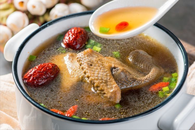 炖鸽子汤不能焯水，牢记2个要点，营养不流失，汤鲜味美真滋补