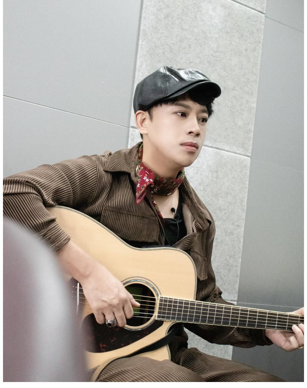 《閃光的樂(lè)隊(duì)》開(kāi)播，金潤(rùn)吉獨(dú)特嗓音引關(guān)注