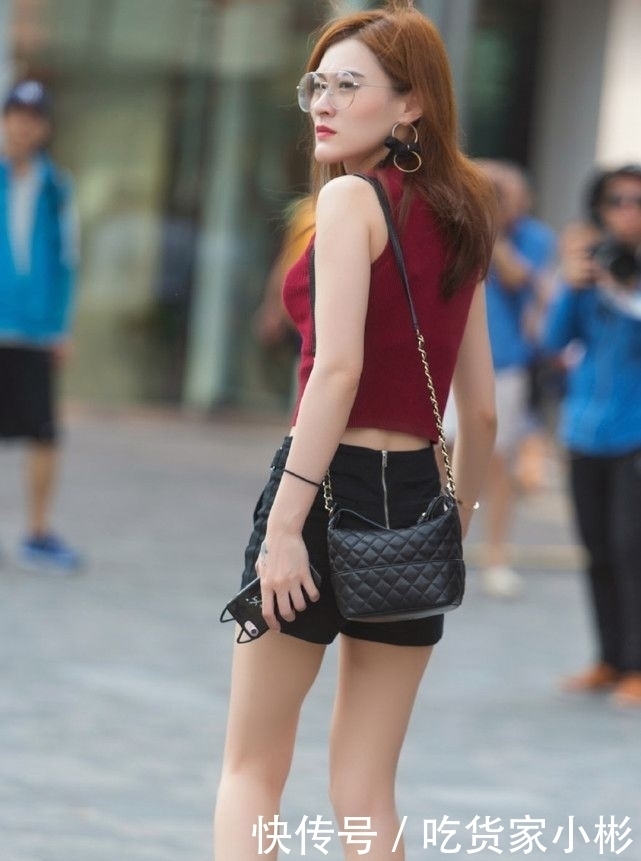 简单|暗红色针织背心搭配黑色短裤,简单舒适,彰显时尚辣妈的气质美