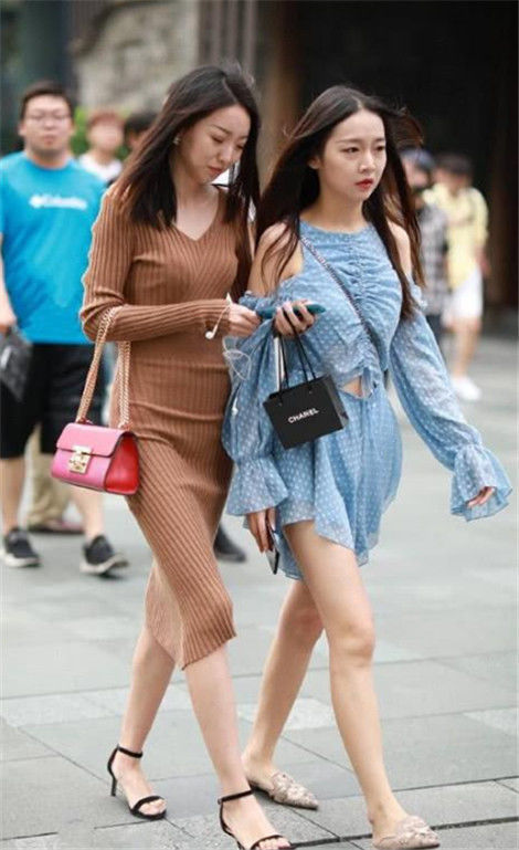 街拍:小姐姐身材苗条,非常精致,笑容像花儿盛开一样美丽