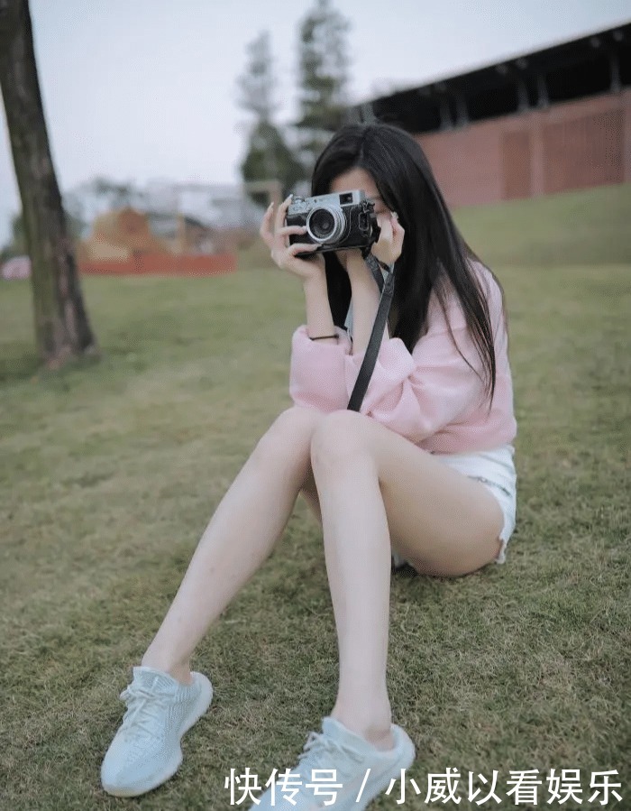 梦笑开娇靥,眼鬟压落花,纯白热裤配个性抽绳上衣的柔情似水穿搭