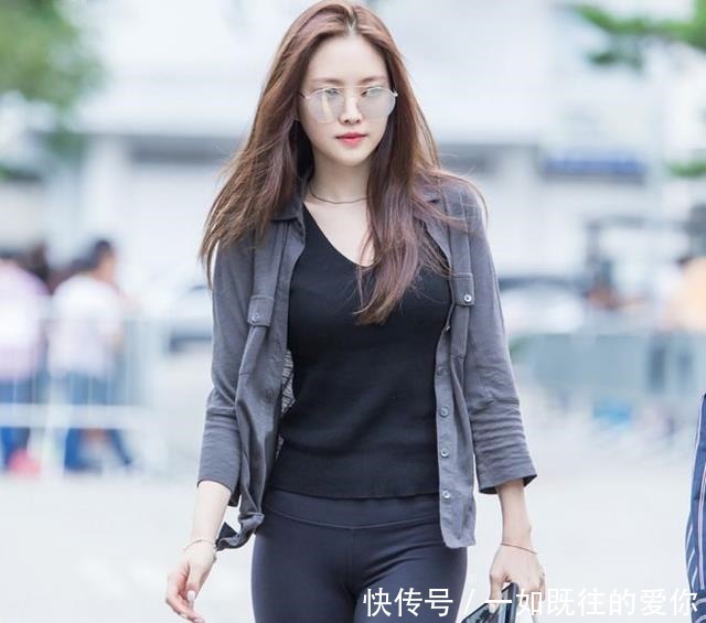 轻奢感|小姐姐爱穿紧身打底裤,突显柔美线条感,穿出时尚轻奢感