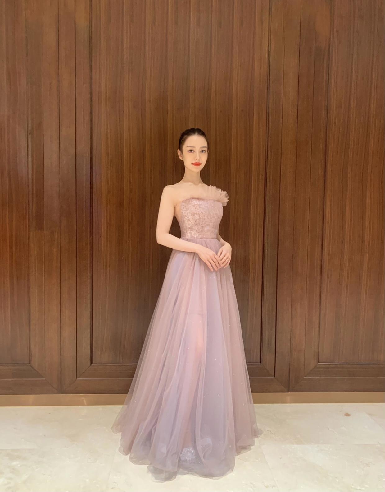 高挑|吉娜又美出新高度,灰色针织衫配修身长裤高挑利落,腰细得像P的