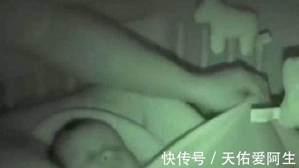 宝宝|女子给宝宝盖被子,看到孩子的2个动作,医生解释完,她瘫在地上