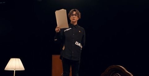 十個薛之謙,抒發(fā)15年的感慨:當(dāng)燈光打在身上,哪有理由不去聲嘶力竭