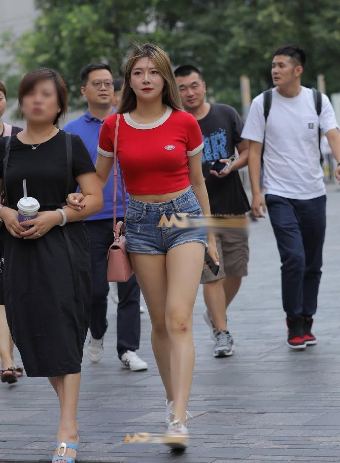 简约|街拍:微胖身材的穿搭,越简约越好看!