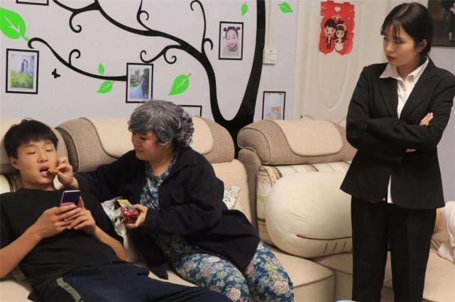 母子俩|母子俩点3碗面,刚出门,老板叹气这妈妈以后连养老院都没得住