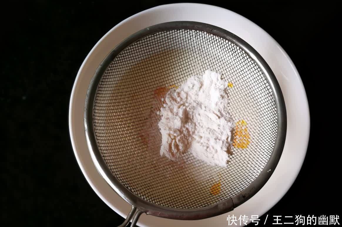 做蛋挞的时候加上一个火龙果,不仅颜值高,味道也很好