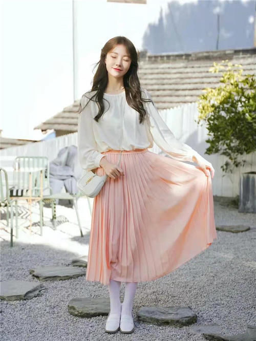今年火了一种穿法，叫“衬衫＋长褶裙”，清新又迷人，潮人都爱了