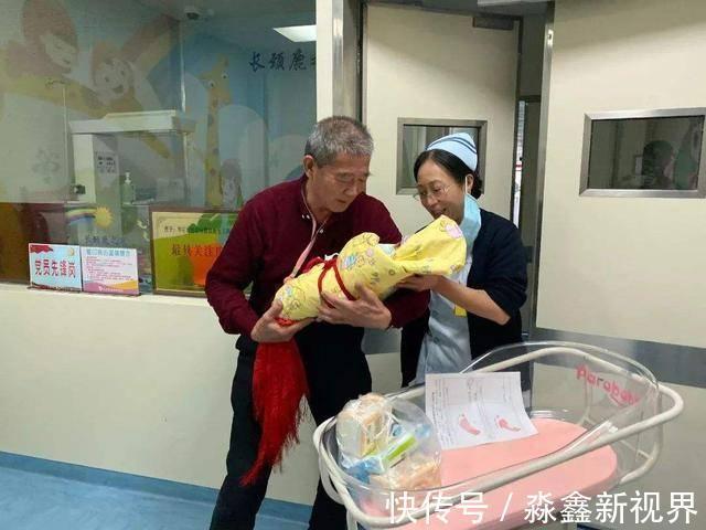 田女士|“我退休金过万,不用子女帮忙”,60岁产妇盛海琳,用现实打脸你