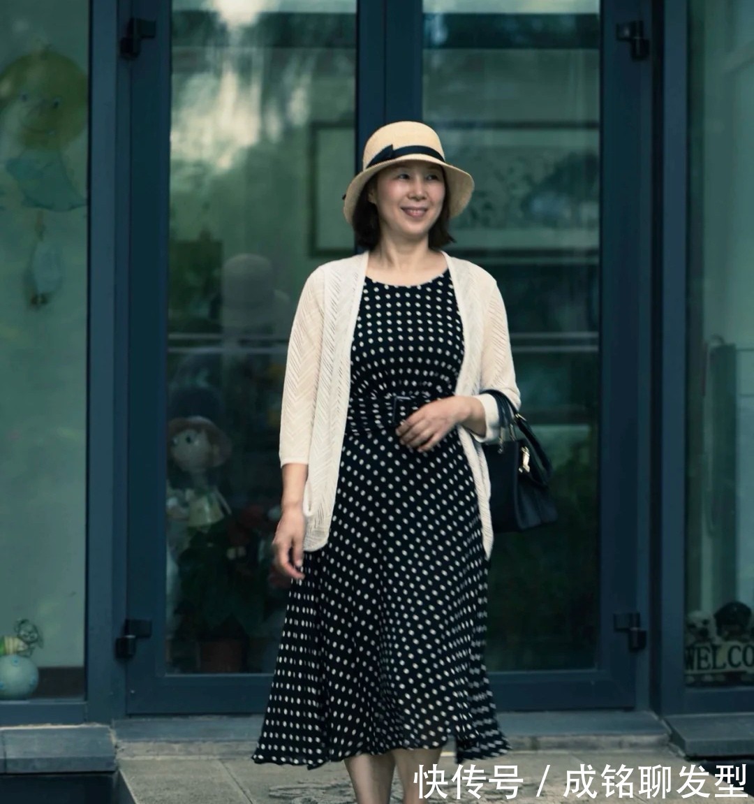 裤装|女人过了60岁别总穿裤装，显胖又不好搭配，裙装舒服时髦又显年轻