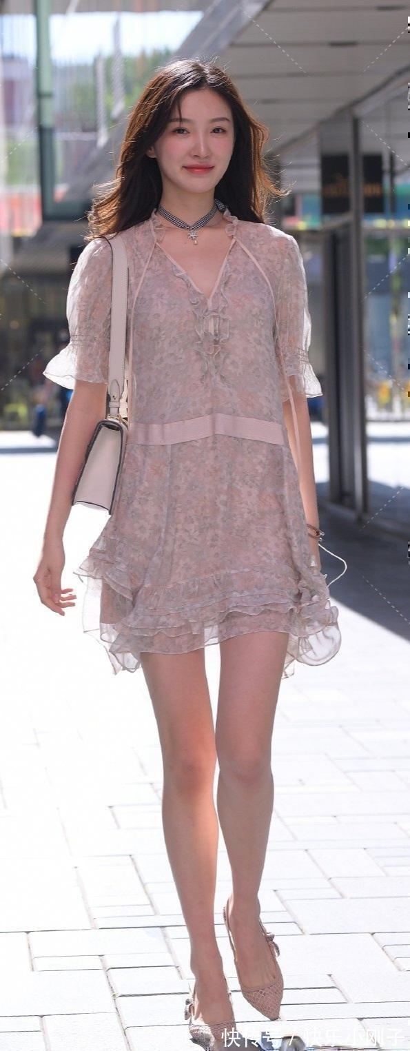 穿搭 精致的印花连衣裙穿搭,用心去搭配,衬托精致