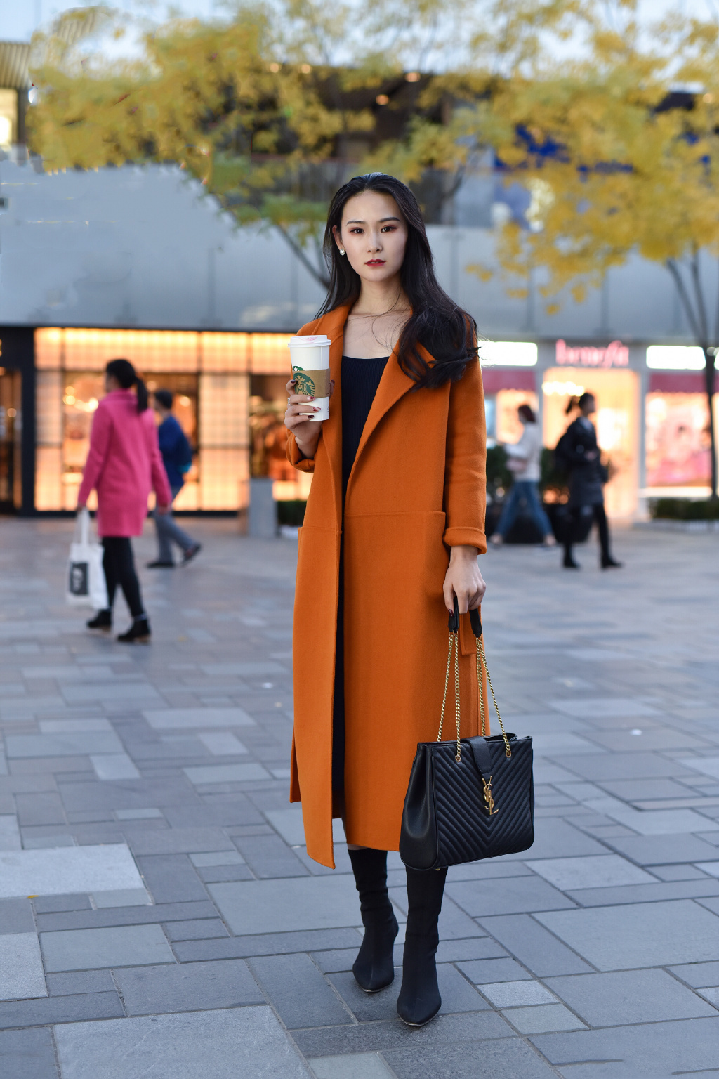 街拍:美女的端庄穿搭,很有气质,非常喜欢