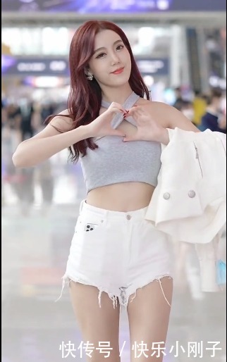 白色|白色的牛仔短裤,露出的美腿修长无比,真是可爱极了