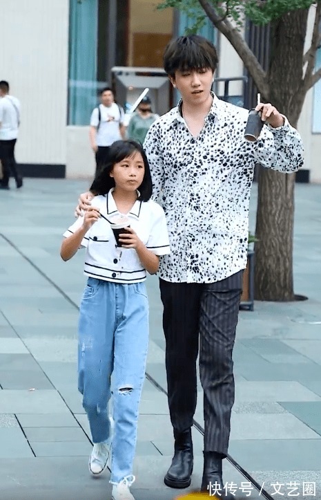 气质|《变形计》张迪和丽姐逛街被偶遇,丽姐很潮大长腿吸睛,气质比张迪还社会