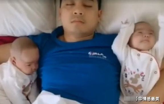不闹|爸爸带双胞胎宝宝累到睡着，结果宝宝们不哭不闹，萌化众人心